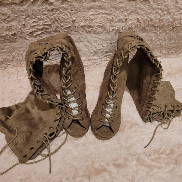 Charlotte Russe size 9 Taupe Suede - Picture 3 of 4